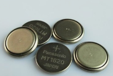 一次纽扣电池是如何进行安装？